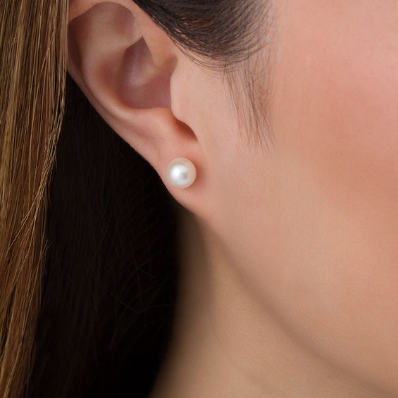 7.0mm Button Cultured Freshwater Pearl Stud Earrings in Sterling Silver 7.0mm Button Cultured Freshwater Pearl Stud Earrings in Sterling Silver