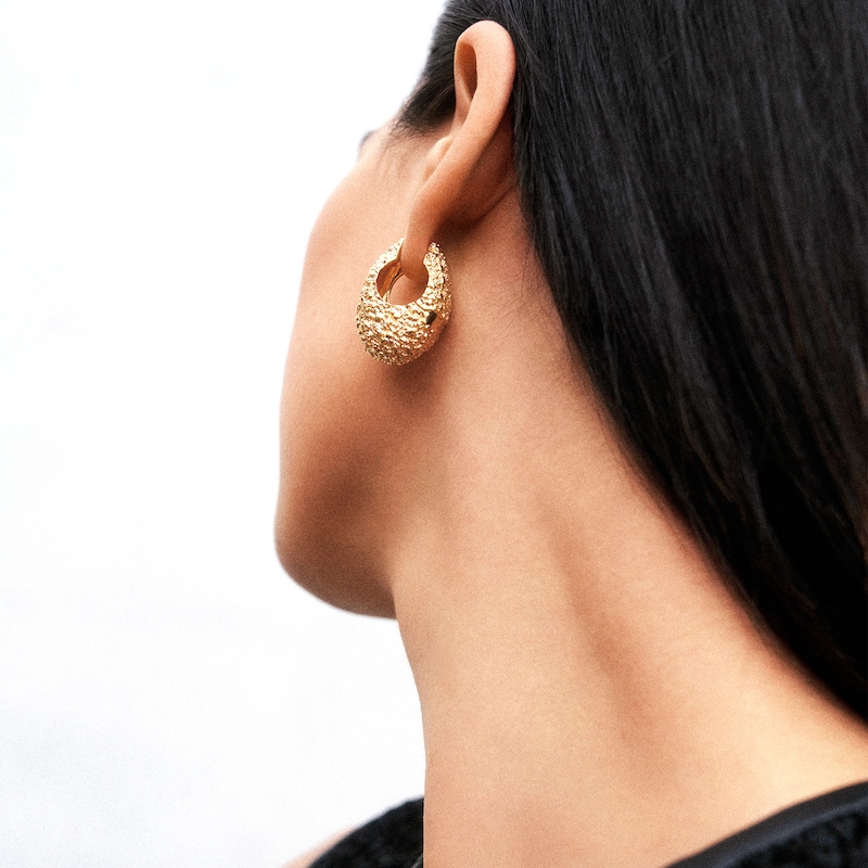Main Image 3 of PDPAOLA™ at Zales SILHOUETTES 27.0mm Textured Hoop Earrings in Hollow Brass with 18K Gold Plate
