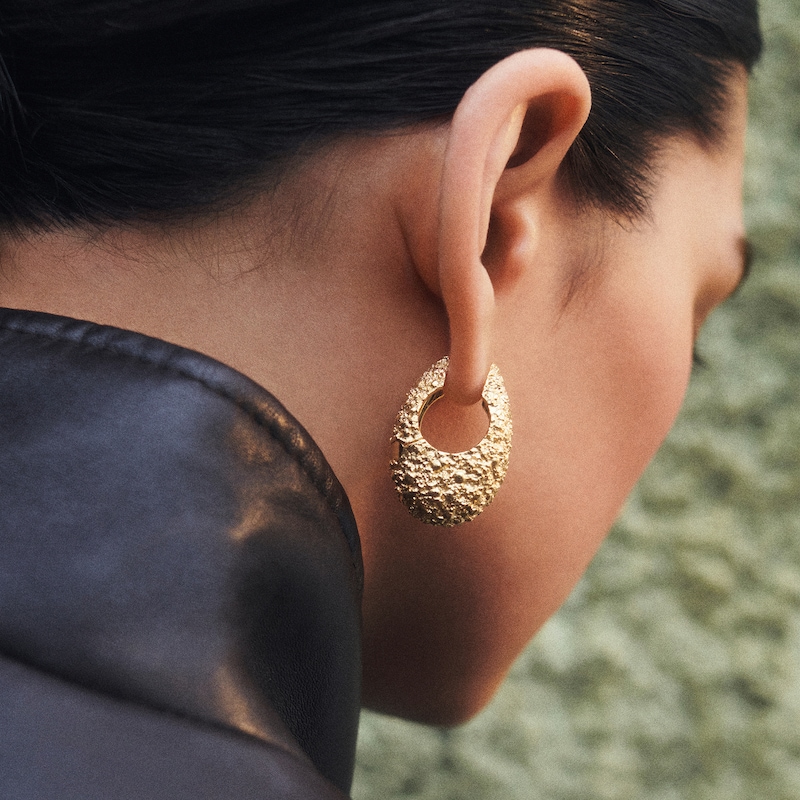 Main Image 4 of PDPAOLA™ at Zales SILHOUETTES 27.0mm Textured Hoop Earrings in Hollow Brass with 18K Gold Plate