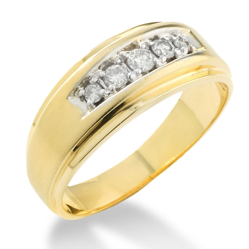 Previously Owned - Men's 1/4 CT. T.W. Diamond Five Stone Band in 14K Gold