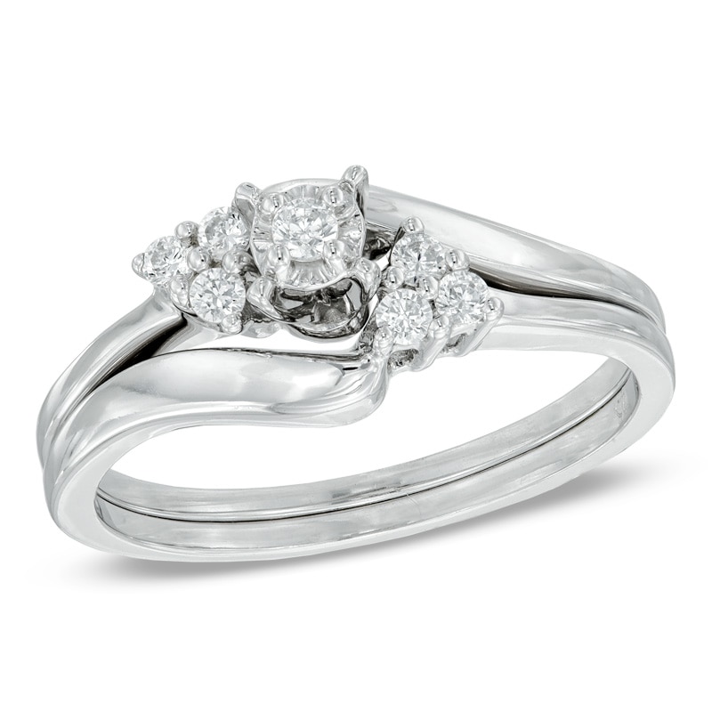 Previously Owned - 1/6 CT. T.W. Diamond Three Stone Slant Bridal Set in 10K White Gold