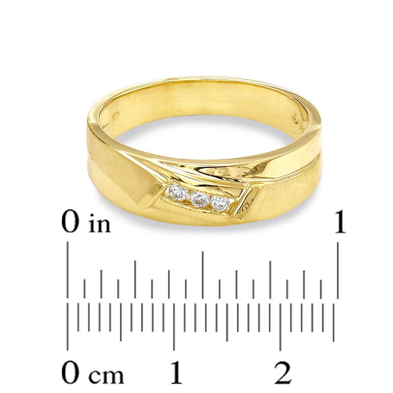 Previously Owned - Men's 1/10 CT. T.W. Diamond Wedding Band in 14K Gold